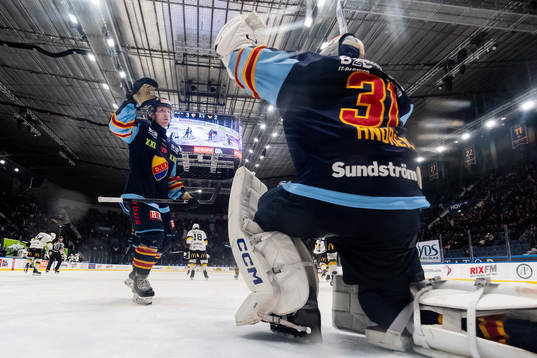 Djurgårdens Daniel Glad och målvakt Viktor Andrén  jublar