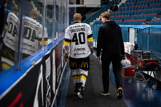 Västerås Isak Skedung lämnar isen