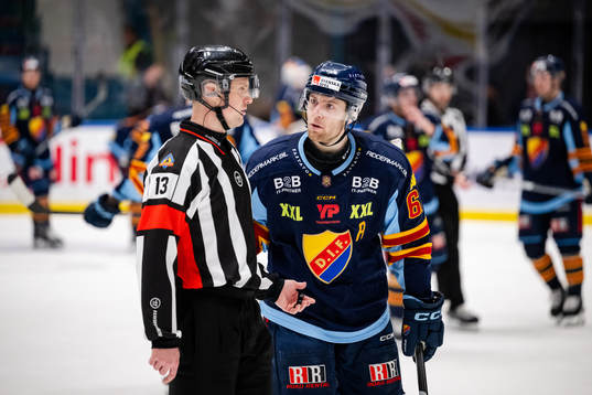 Djurgårdens Wiktor Nilsson reagerar på domslut