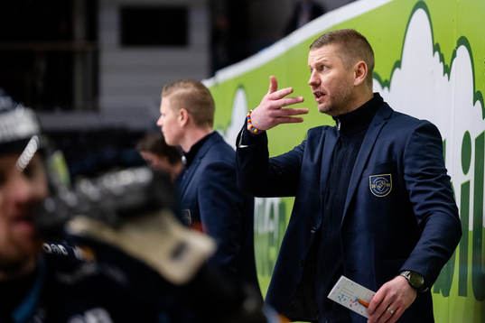 Djurgårdens tränare Michael Holmqvist  reagerar på