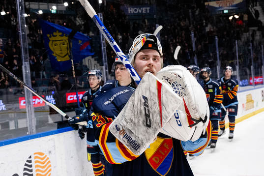Djurgårdens målvakt Viktor Andrén jublar
