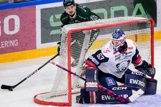 Färjestads David Tomasek och Linköpings målvakt Marcus
