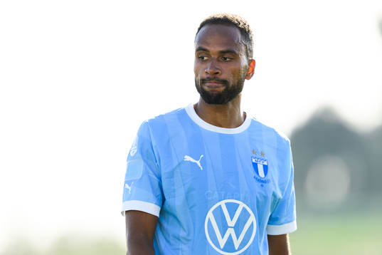 Isaac Kiese Thelin of Malmö FF looks dejected