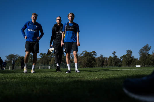 IFK Göteborgs Adam Carlén, målvakt Pontus Dahlberg och