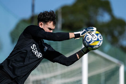 Målvakt Elis Bishesari