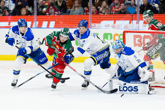 Frölundas Isac Born oroar framför Leksands målvakt Filip