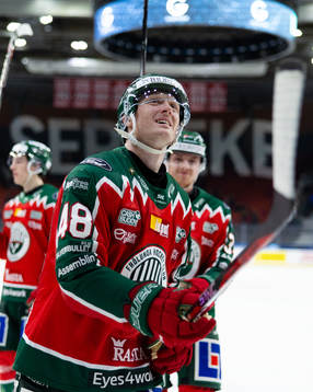 Frölundas Carl Klingberg jublar och tackar publiken