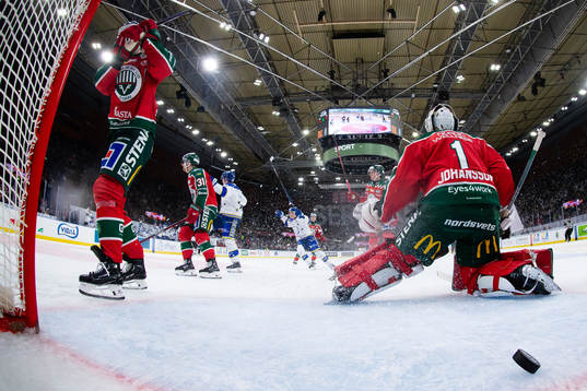 Leksands Kalle Östman skjuter 0-1 i mål bakom Frölundas