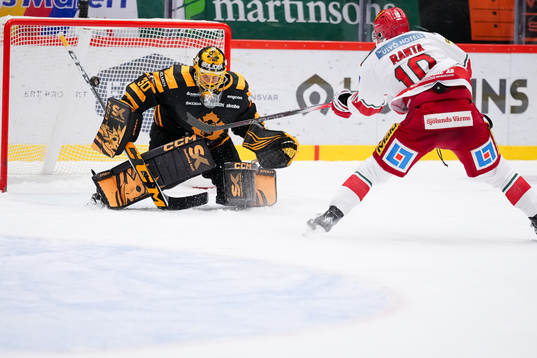 Skellefteås målvakt Gustaf Lindvall och MoDos Sampo Ranta