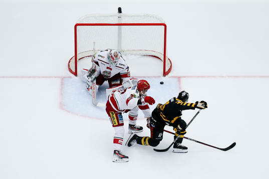 MoDos målvakt Olle Eriksson Ek och Skellefteås Zeb