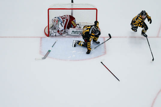 MoDos målvakt Olle Eriksson Ek och Skellefteås Max
