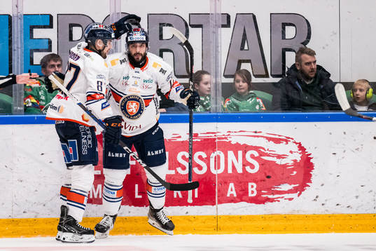 Växjös Robert Rosén och Tobias Rieder jublar
