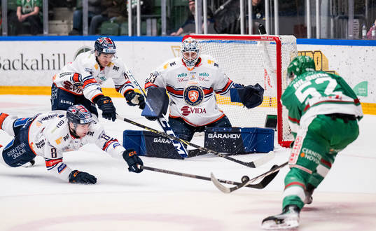 Växjös Zachary Giuttari, Keegan Lowe och målvakt Emil