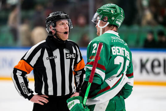 Domare Mikael Holm och Rögles Anton Bengtsson