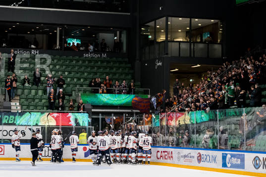Växjös spelare jublar med sina supportrar