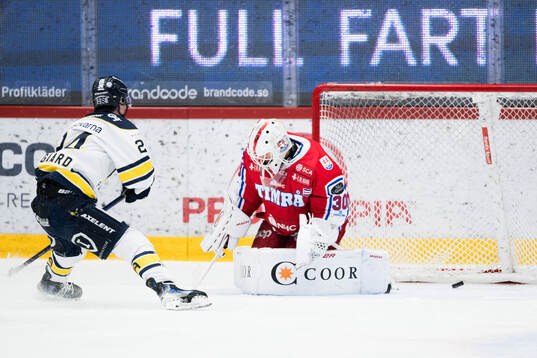 HV71s Oscar Fisker Molgaard gör 1-1 på Timrås målvakt
