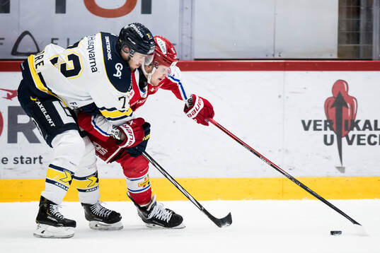 HV71s Nicholas Shore och Timrås Sebastian Hartmann