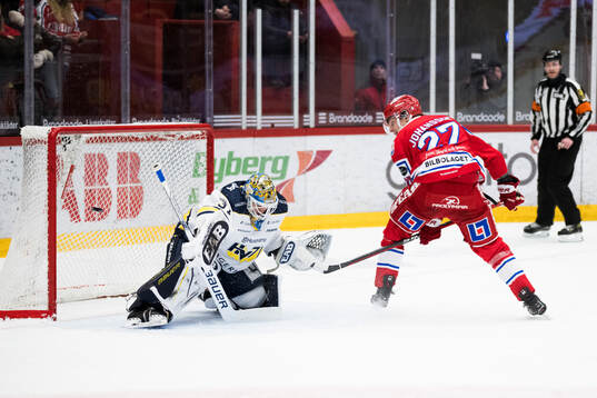 Timrås Oliver Johansson gör 2-1 bakom HV71s Joni Ortio