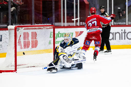 Timrås Oliver Johansson gör 2-1 bakom HV71s målvakt Joni