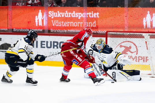 HV71s Kalle Maalahti och Timrås Oliver Johansson