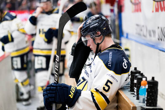 HV71s Victor Sjöholm deppar