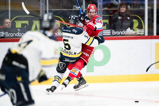 HV71s Victor Sjöholm och Timrås Sebastian Hartmann