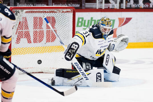 HV71s målvakt Joni Ortio släpper in skott till 4-1 från
