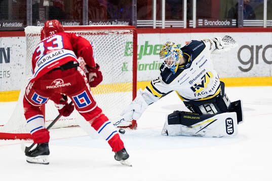 Timrås Albin Lundin och HV71s målvakt Joni Ortio