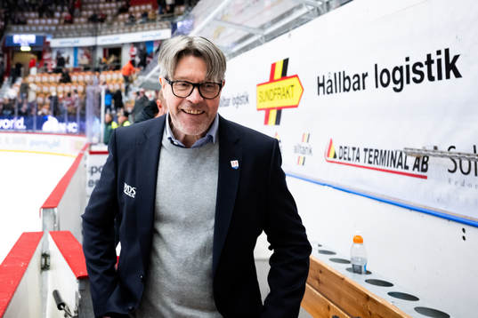 Timrås tränare Anders Karlsson jublar