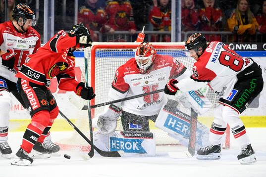 Luleås Jesper Sellgren och Örebros målvakt Jonas Arntzen