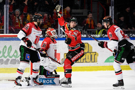 Örebros målvakt Jonas Arntzen deppar och Luleås David