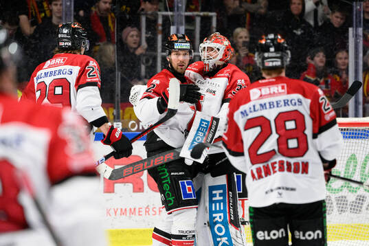 Örebros Rasmus Rissanen och målvakt Jonas Arntzen jublar
