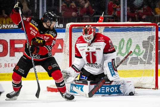 Luleås Brendan Shinnimin och Örebros målvakt Jonas