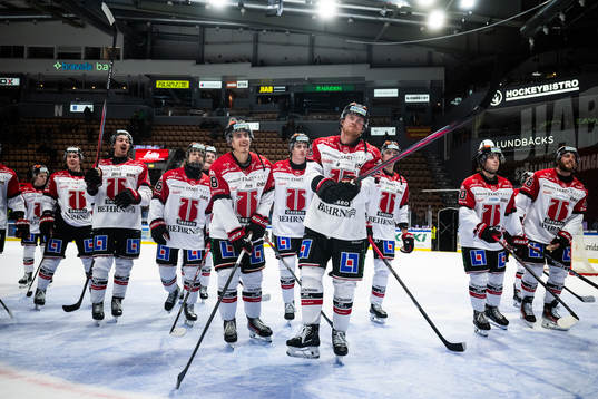 Örebros Linus Arnesson jublar med lagkamrater