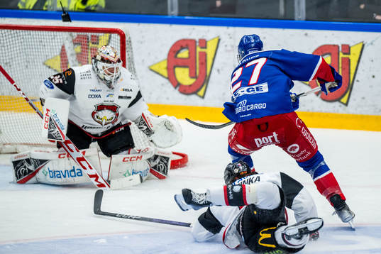 Malmö Redhawks målvakt Adam Werner och Oskarshamns Austin