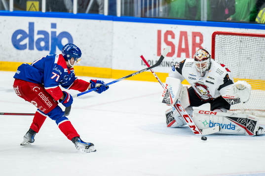 Oskarshamns Viktor Lodin och Malmö Redhawks målvakt Adam