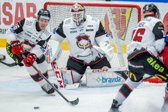 Malmö Redhawks Matias Lassen och målvakt Adam Werner