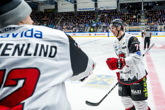 Malmö Redhawks Adam Ollas Mattsson jublar