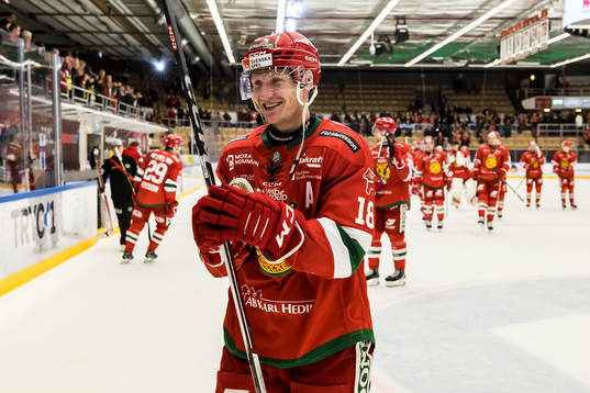 Moras Henrik Eriksson  jublar