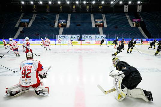 Västerviks målvakt Edvin Olofsson och AIKs målvakt