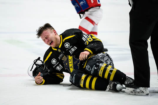 AIKs Oskar Magnusson har ont