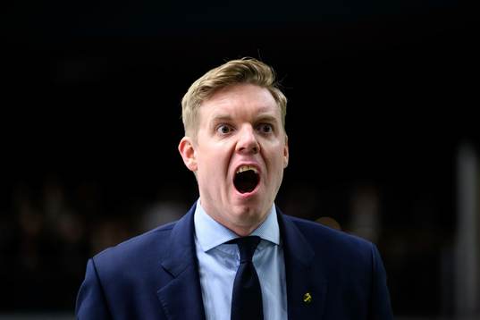 AIKs tränare Anton Blomqvist reagerar mot Västerviks