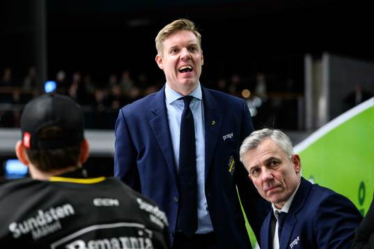 AIKs tränare Anton Blomqvist reagerar mot Västerviks