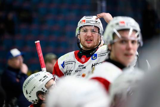 Västerviks Cedric Lacroix gestikulerar mot AIKs bänk