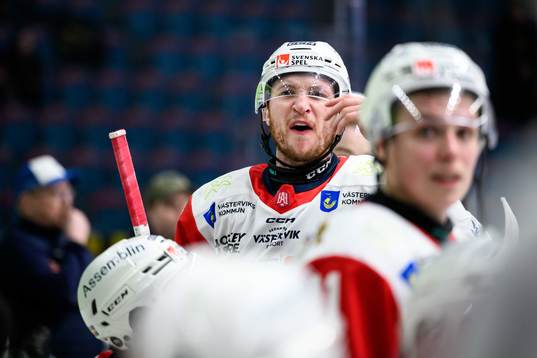 Västerviks Cedric Lacroix gestikulerar mot AIKs bänk