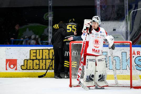 AIKs Hampus Falk lämnar isen skadad