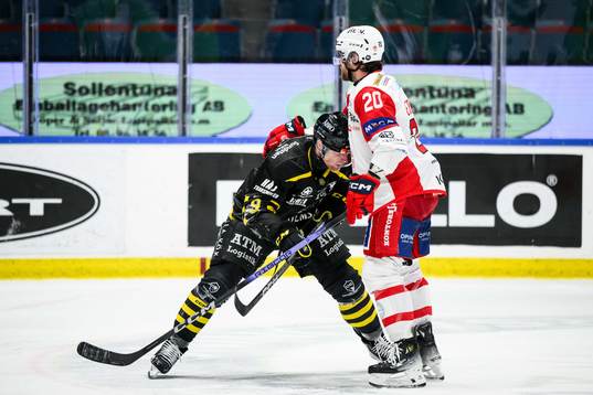 AIKs Richard Gynge och Västerviks Macoy Erkamps