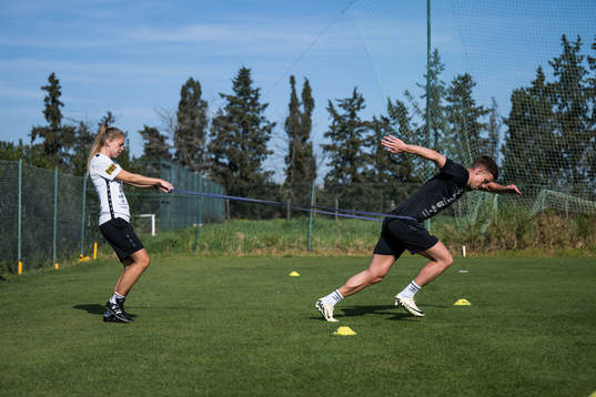 Elfsborgs fysioterapeut Tania Nilsson och Andri Fannar
