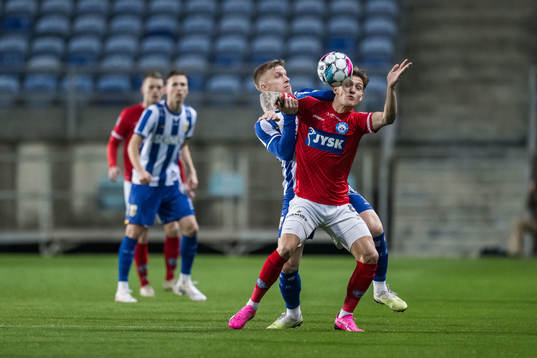 Oscar Wendt of IFK Göteborg and Oliver Sonne of Silkeborg