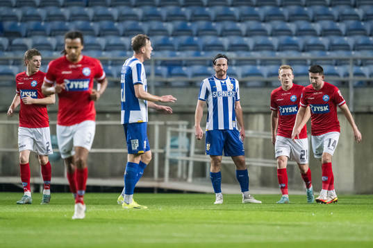 Adam Carlén and Gustav Svensson of IFK Göteborg looks
